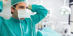 چرا رنگ رنگ لباس جراحی اغلب سبز یا آبی است؟